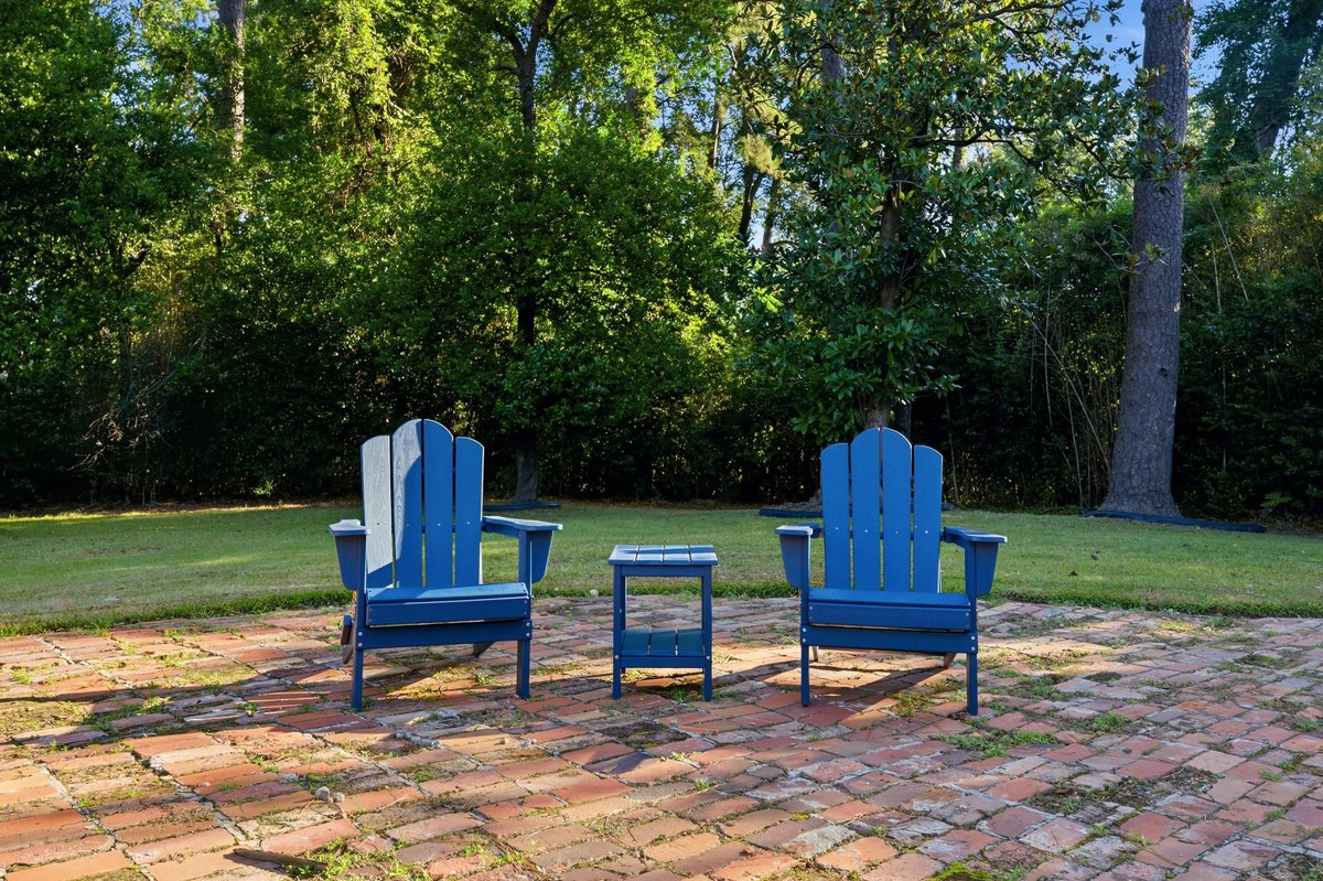 Outdoor seating at Hinsdale House