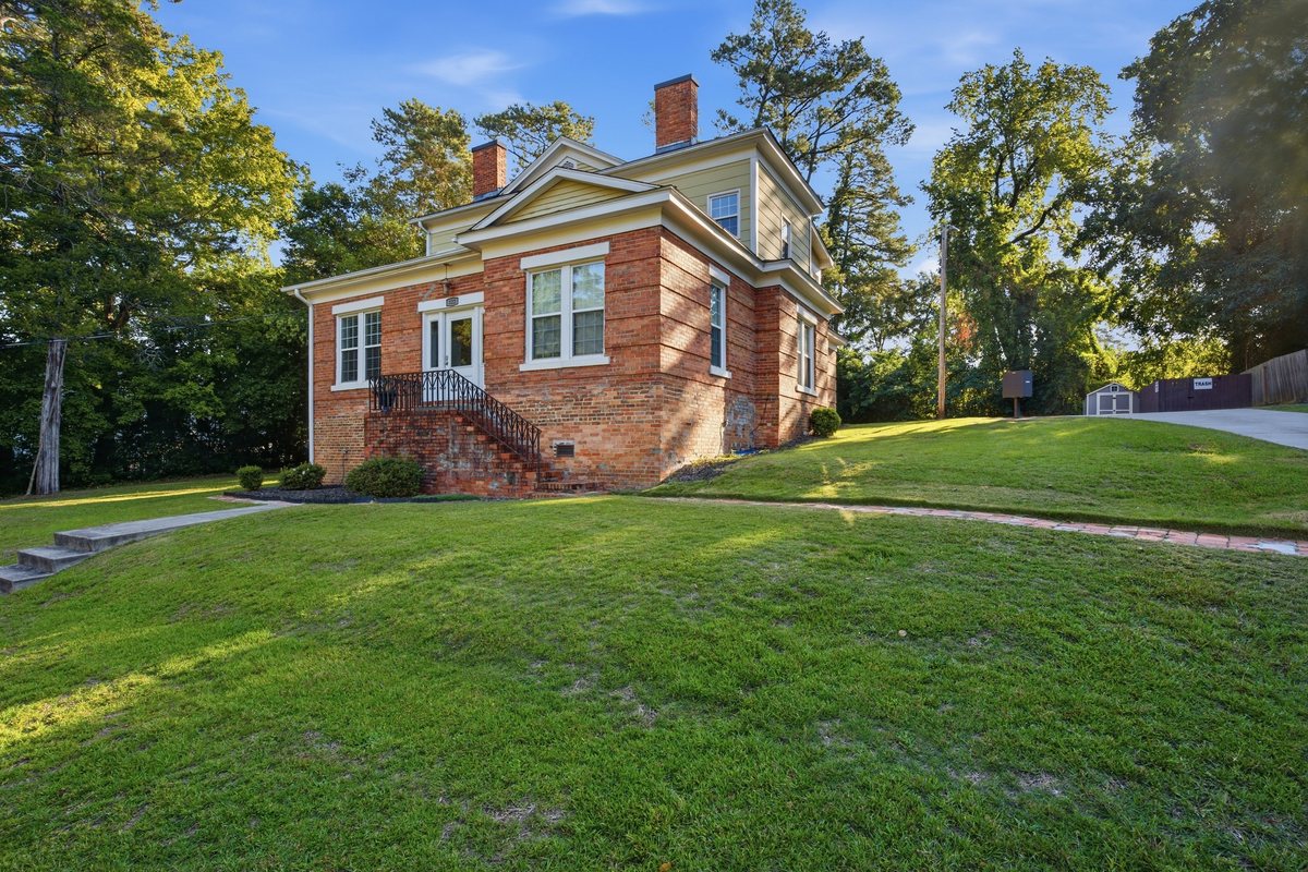 Hinsdale House exterior in Haymount