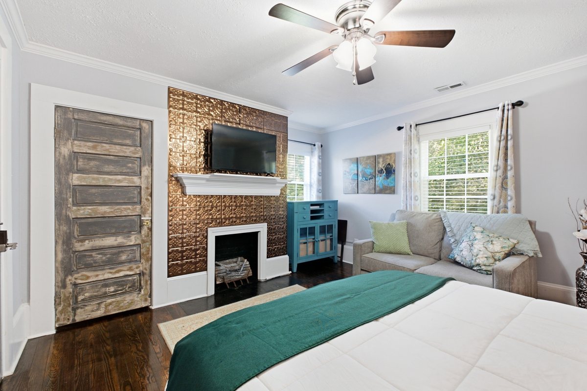 Bedroom sitting area and room layout